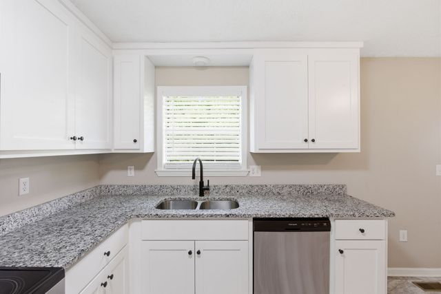 1040 Rebecca Dr, Burns, TN 37029