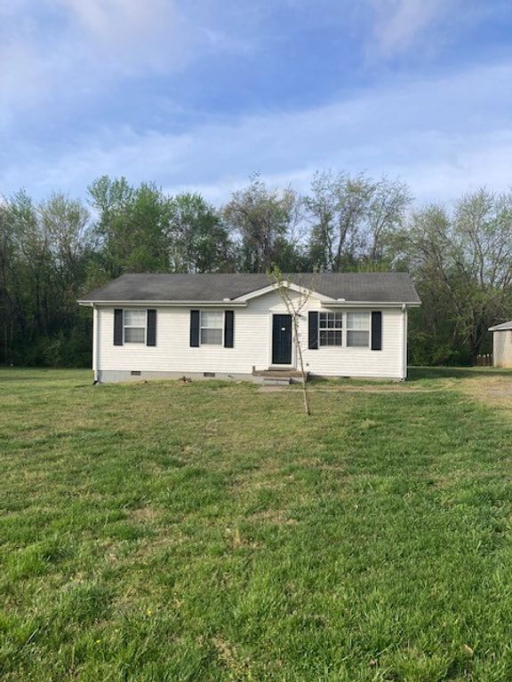 1040 Rebecca Dr, Burns, TN 37029