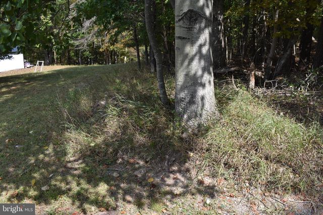 19 MOUNTAIN LAUREL DR, Berkeley Springs, WV 25411