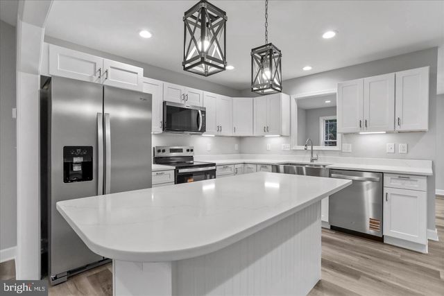 19 MOUNTAIN LAUREL DR, Berkeley Springs, WV 25411