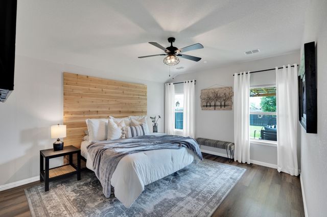 532 Meadowlake Drive, Waxahachie, TX 75165