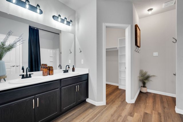 532 Meadowlake Drive, Waxahachie, TX 75165