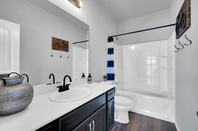 532 Meadowlake Drive, Waxahachie, TX 75165