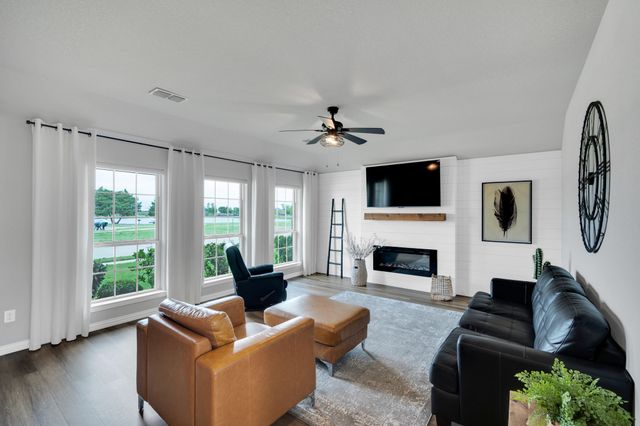 532 Meadowlake Drive, Waxahachie, TX 75165