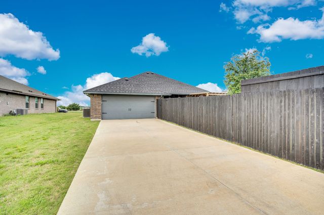 532 Meadowlake Drive, Waxahachie, TX 75165