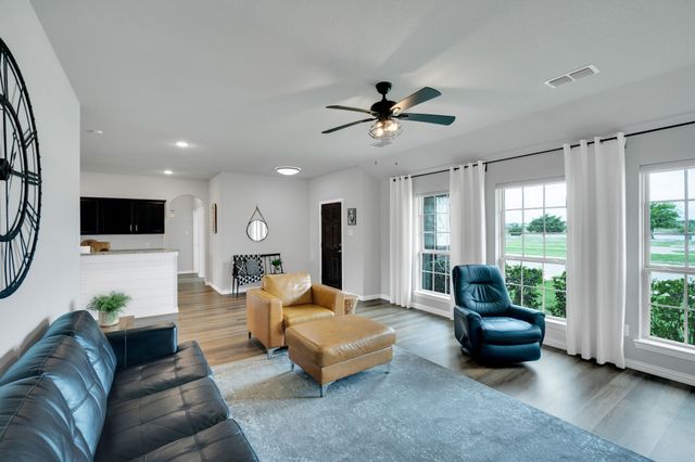 532 Meadowlake Drive, Waxahachie, TX 75165