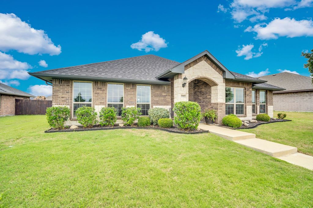 532 Meadowlake Drive, Waxahachie, TX 75165