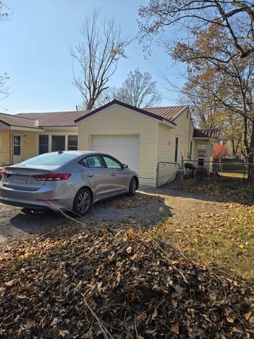 611 S Harrison Avenue, Aurora, MO 65605