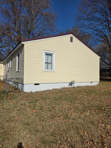 611 S Harrison Avenue, Aurora, MO 65605