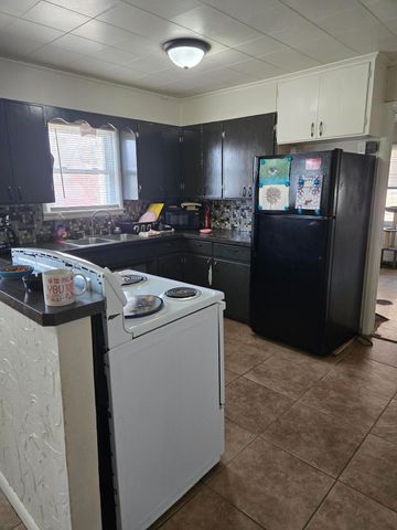 611 S Harrison Avenue, Aurora, MO 65605