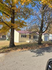 611 S Harrison Avenue, Aurora, MO 65605