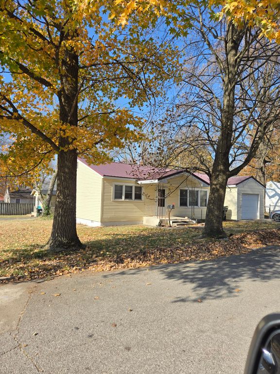611 S Harrison Avenue, Aurora, MO 65605