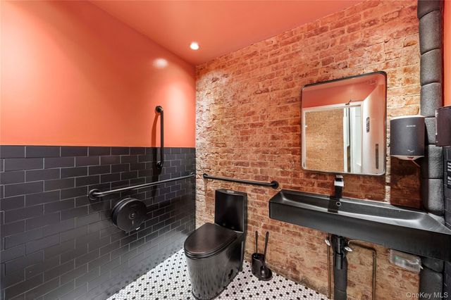 2909 Broadway, Astoria, NY 11106