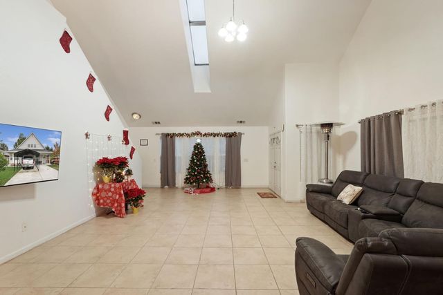 336 E Locust St, Lodi, CA 95240