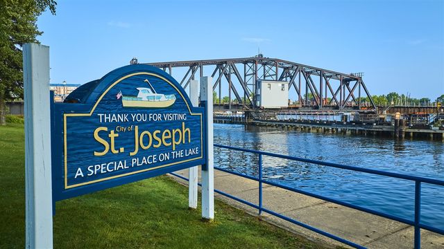 1701 J W Way, Saint Joseph, MI 49085