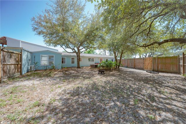 1604 Victoria Ave, Rockport, TX 78382