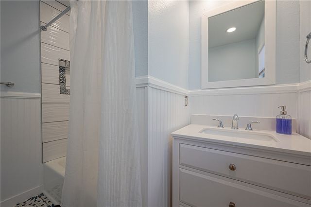 1604 Victoria Ave, Rockport, TX 78382