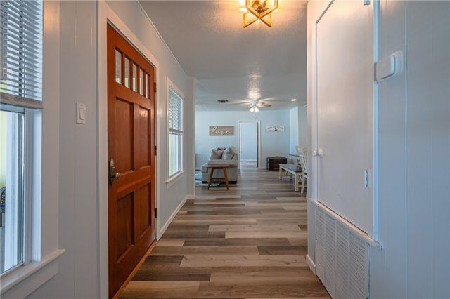 1604 Victoria Ave, Rockport, TX 78382