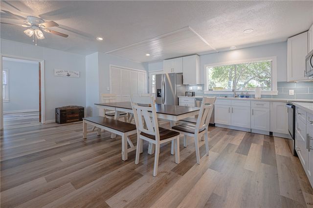 1604 Victoria Ave, Rockport, TX 78382