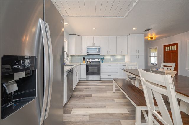 1604 Victoria Ave, Rockport, TX 78382