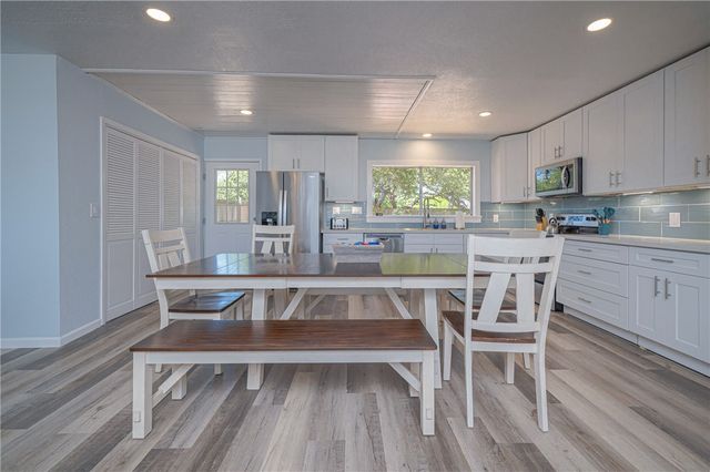 1604 Victoria Ave, Rockport, TX 78382