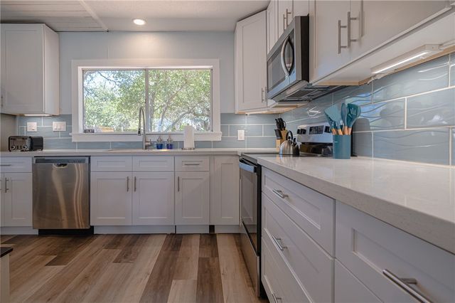 1604 Victoria Ave, Rockport, TX 78382