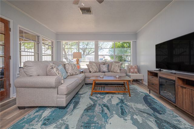 1604 Victoria Ave, Rockport, TX 78382