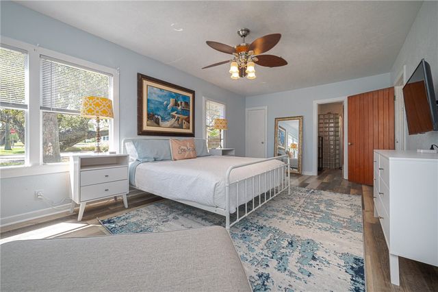 1604 Victoria Ave, Rockport, TX 78382