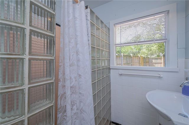 1604 Victoria Ave, Rockport, TX 78382