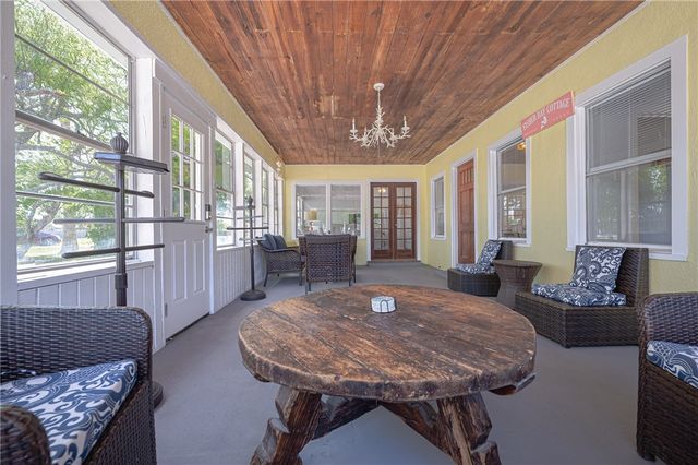 1604 Victoria Ave, Rockport, TX 78382