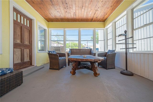 1604 Victoria Ave, Rockport, TX 78382