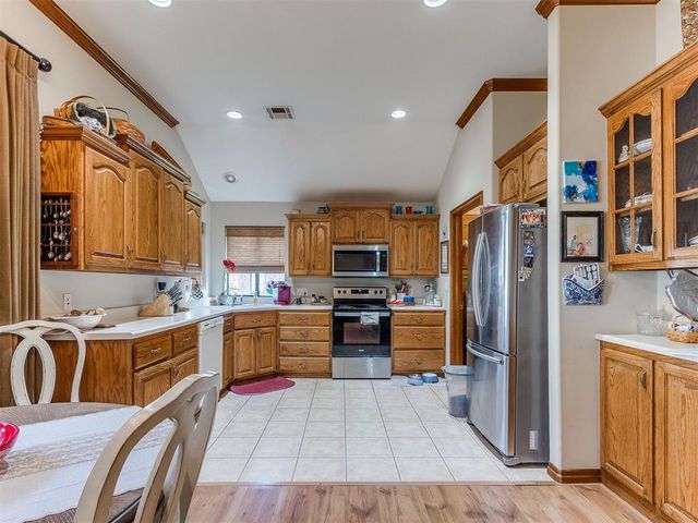 1404 N Canyon Way, Guthrie, OK 73044