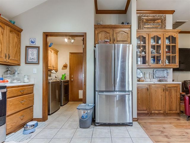 1404 N Canyon Way, Guthrie, OK 73044