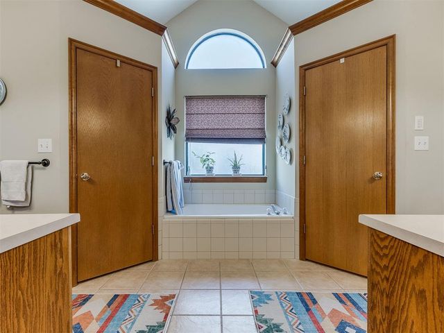 1404 N Canyon Way, Guthrie, OK 73044