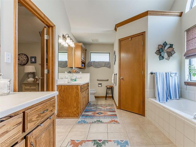 1404 N Canyon Way, Guthrie, OK 73044