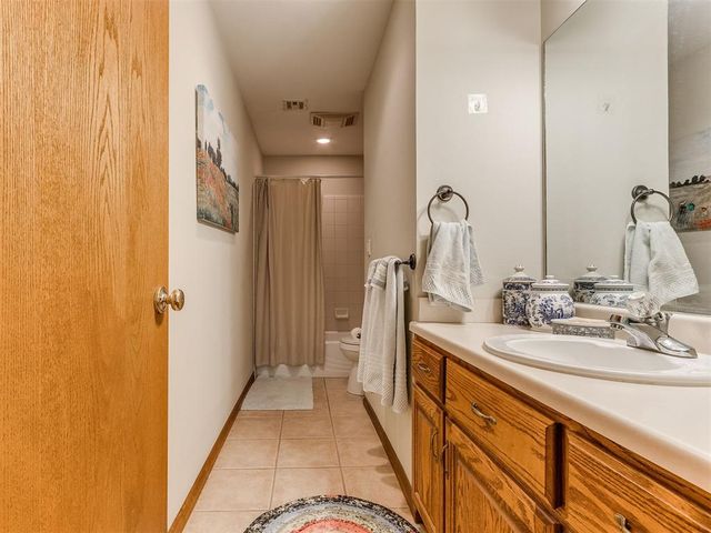 1404 N Canyon Way, Guthrie, OK 73044