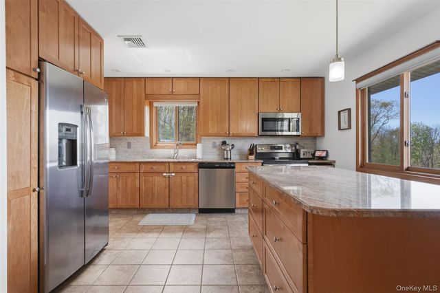 19 Crescent Lane, Putnam Valley, NY 10579