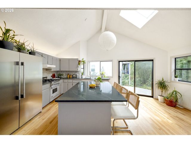 4040 KENTHORPE Way, West Linn, OR 97068