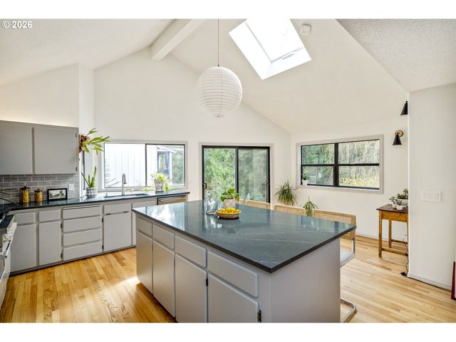 4040 KENTHORPE Way, West Linn, OR 97068