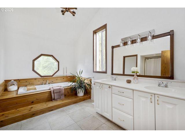 4040 KENTHORPE Way, West Linn, OR 97068