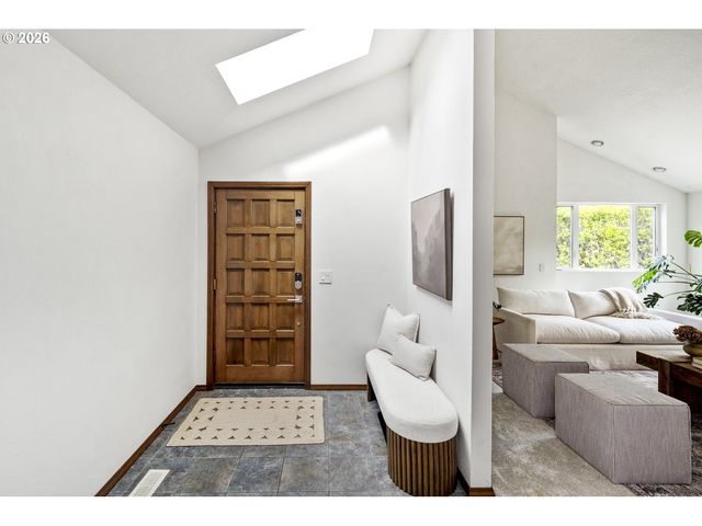 4040 KENTHORPE Way, West Linn, OR 97068