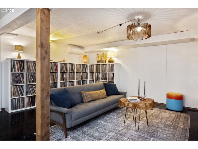 4040 KENTHORPE Way, West Linn, OR 97068