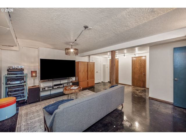 4040 KENTHORPE Way, West Linn, OR 97068