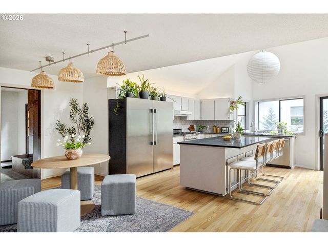 4040 KENTHORPE Way, West Linn, OR 97068