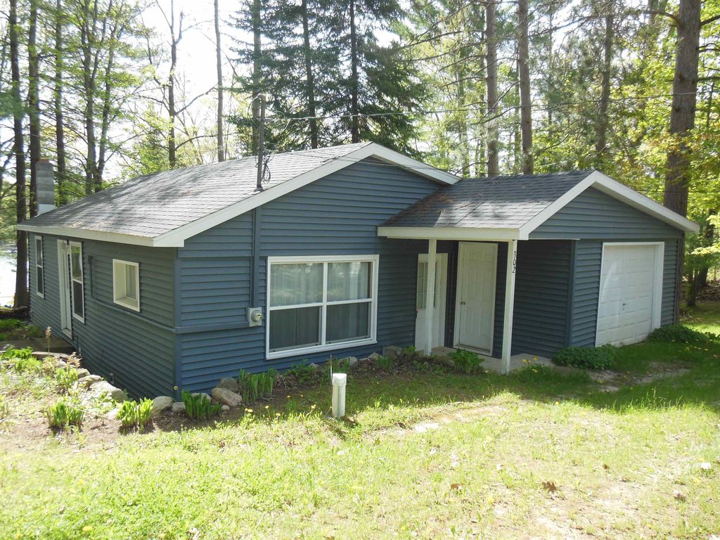 302 Ridge Road, Harrison, MI 48625
