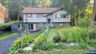 35 Lakeview Road, Ringwood, NJ 07456
