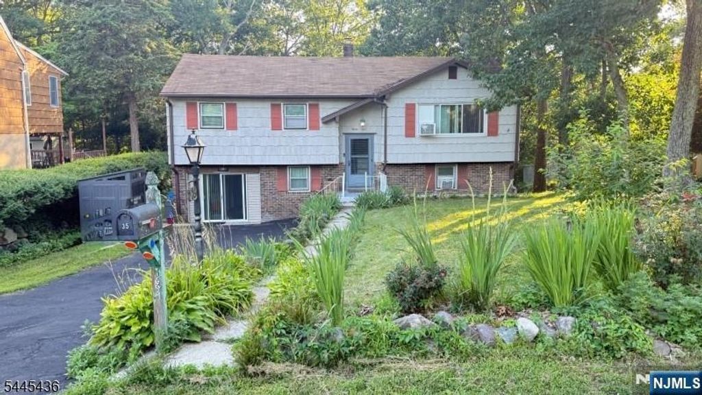 35 Lakeview Road, Ringwood, NJ 07456