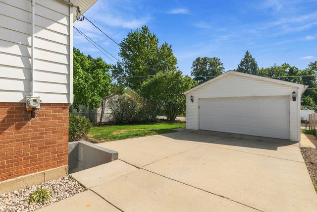 255 E Parkside Avenue, Lombard, IL 60148