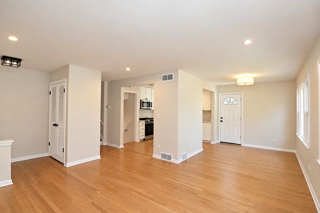 255 E Parkside Avenue, Lombard, IL 60148