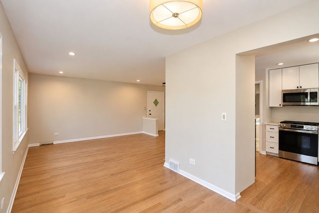 255 E Parkside Avenue, Lombard, IL 60148
